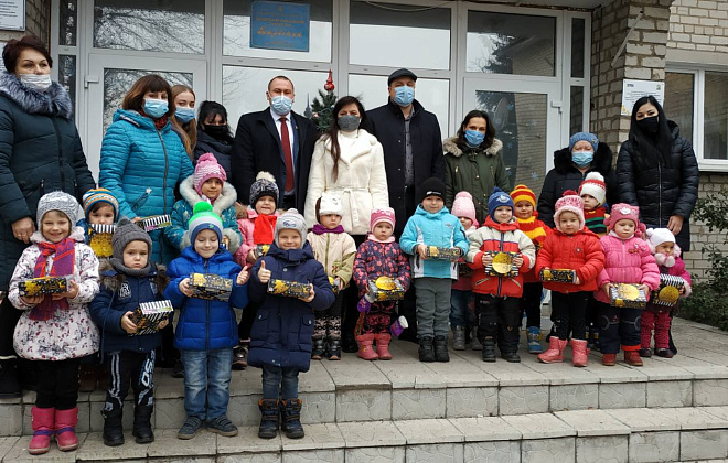 2 тысячи новогодних подарков для детворы Западного Донбасса от ДТЭК