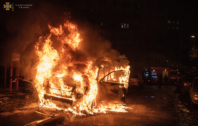 Под утро в Оболонском районе Киева загорелся припаркованный автомобиль