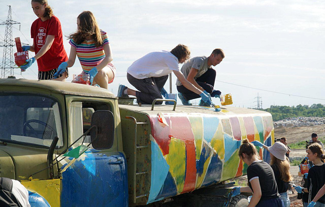 Творческий перформанс и разрисованная водовозка: впервые в Днепре арт-пленэр на полигоне