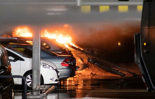 В подземном паркинге столичного ТЦ загорелся Lexus