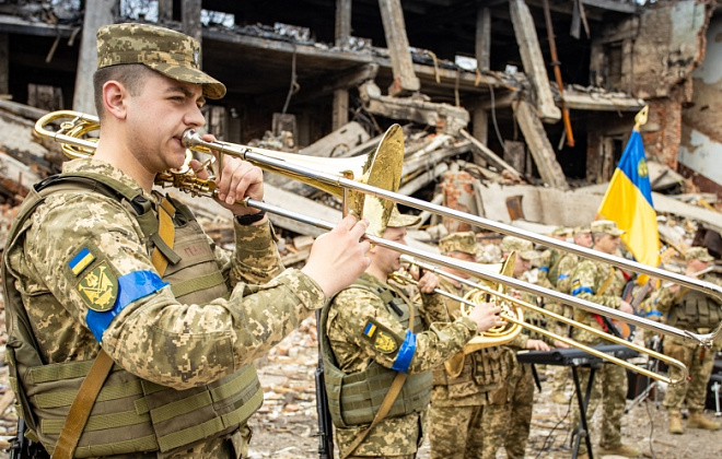 Музика на руїнах: військові Дніпропетровщини заспівали гімн українського спротиву