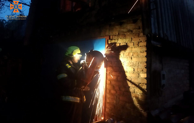 У Кривому Розі загорівся приватний житловий будинок: постраждав чоловік (ФОТО)