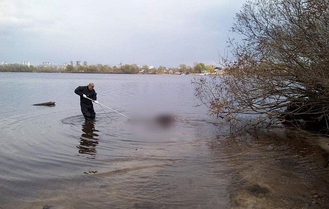 В Киеве из реки Десенка достали тело женщины (ФОТО) 
