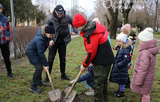 У парку «Новокодацький» діти разом з дорослими висадили ялинки в рамках проєкту «Здай макулатуру – подаруй новорічне диво дітям!»
