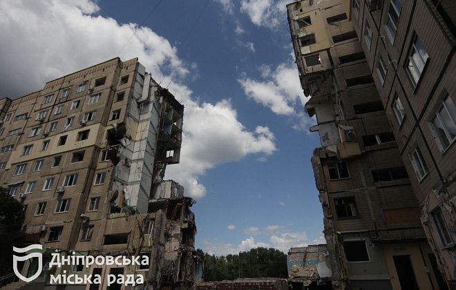 У будинку на Перемозі, куди поцілила ракета, відновлюють стіну