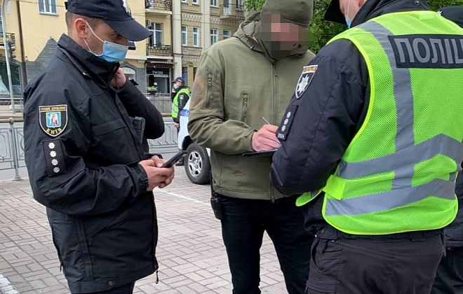 Киевские полицейские составили админпротокол на «зигующего» подростка