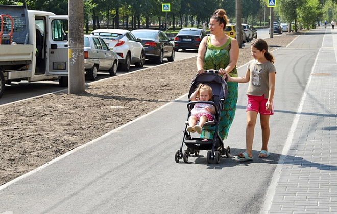 Зручний тротуар, нові дощоприймачі та велодоріжка: у Дніпрі завершують оновлення бульвару Слави