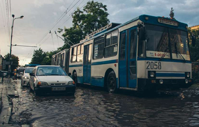 В мэрии Днепра объяснили, почему во время непогоды затопило центр города