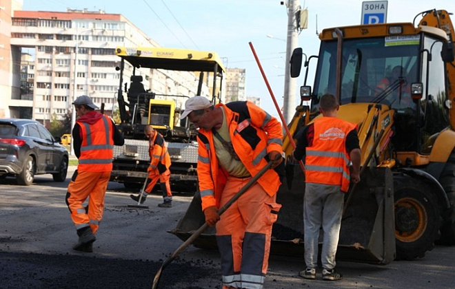 Після паузи майже в пів року у Дніпрі продовжили ремонтувати дороги: чому роботи не виконували раніше?