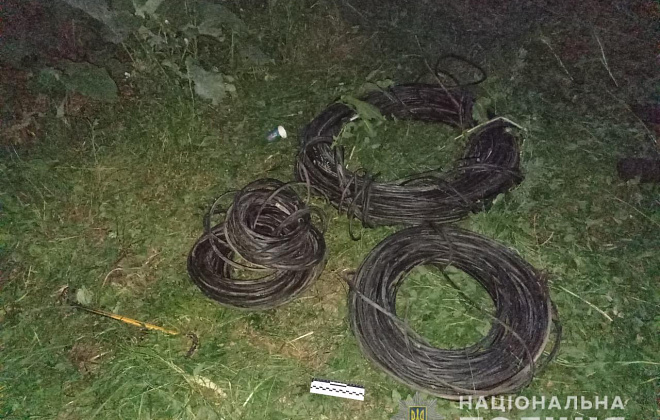 На Дніпропетровщині чоловік і жінка викрали з комунікаційних люків майже 400 метрів кабелю