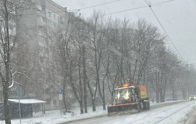 На вулицях Дніпра для ліквідації негоди працюють 119 одиниць спецтехніки