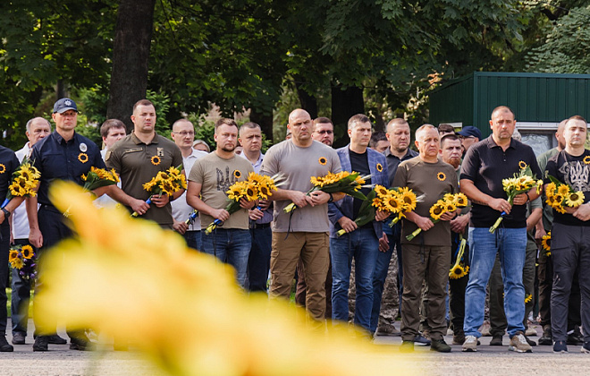 Презентували марку «Хвилина мовчання», поклали квіти до стел з іменами полеглих: як в області вшанували загиблих Героїв