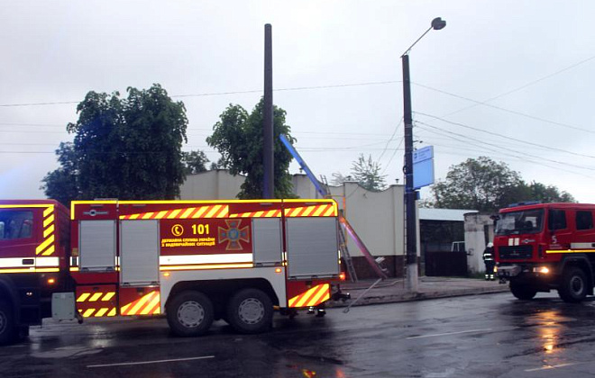 В Каменец-Подольском спасатели ликвидировали масштабный пожар в ночном клубе (ФОТО)