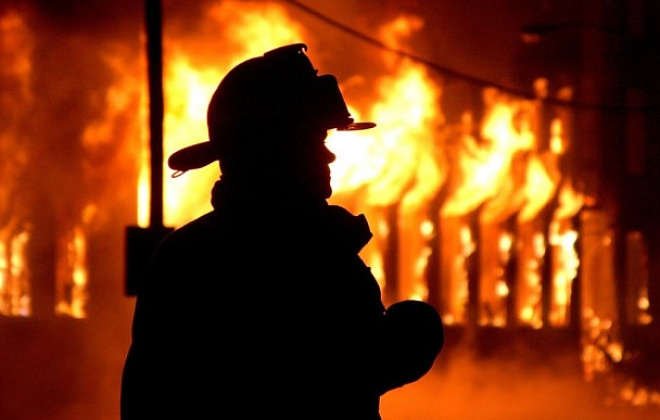 Ночью в Киеве три часа тушили пожар: одну женщину спасти не удалось (ВИДЕО)
