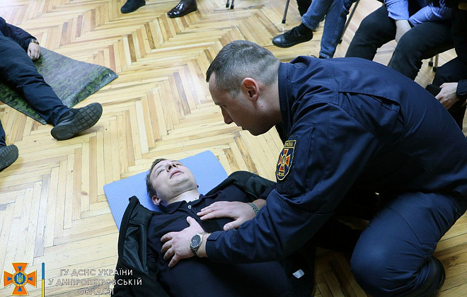 Перша допомога при ушкодженнях військовими засобами ураження: рятувальники Дніпропетровщини пройшли практичний тренінг