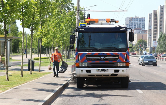 Комунальники Дніпра попри війну продовжують опікуватись чистотою у місті 