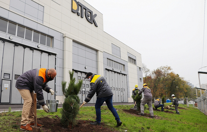 Зеленый город: работники ДТЭК Днепровские электросети высадили около 400 деревьев в Днепре и области