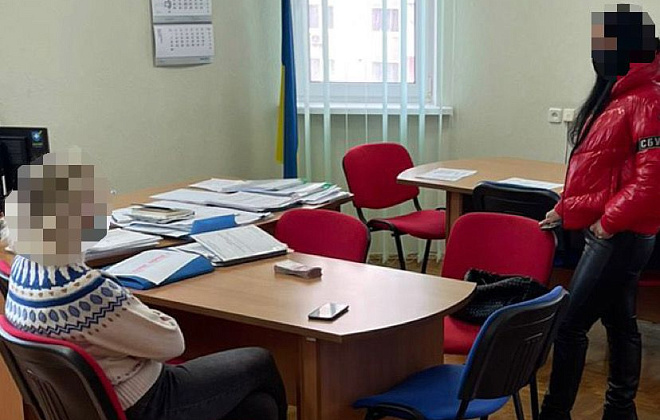 Вымогательство взяток с врачей и подделка свидетельств о вакцинации: главврач одного из медучреждений Киева задержана 