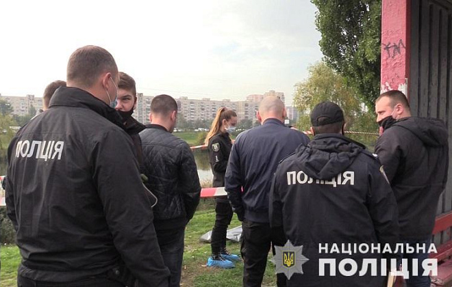 В Киеве мужчина задушил знакомую: прохожий заметил труп женщины на остановке
