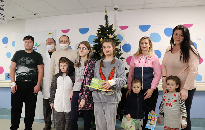 Книги, краски и сладости: в Днепре представители ОПЗЖ поздравили пациентов больницы Руднева с Днем Святого Николая
