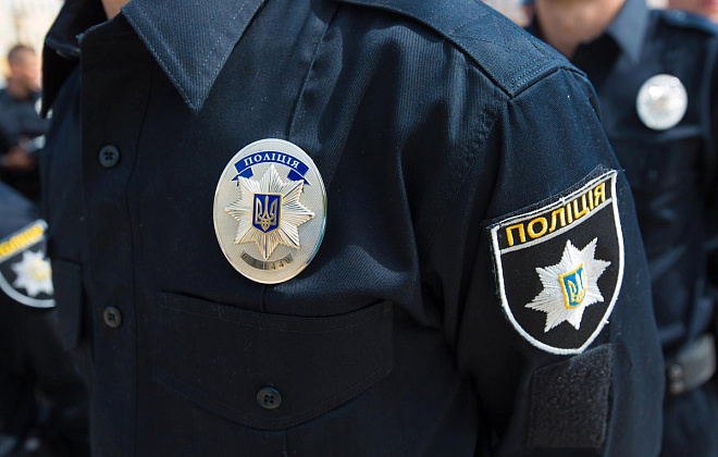 Откусил палец отцу и разбил окно собакой: в Киеве патрульные ловили голого мужчину
