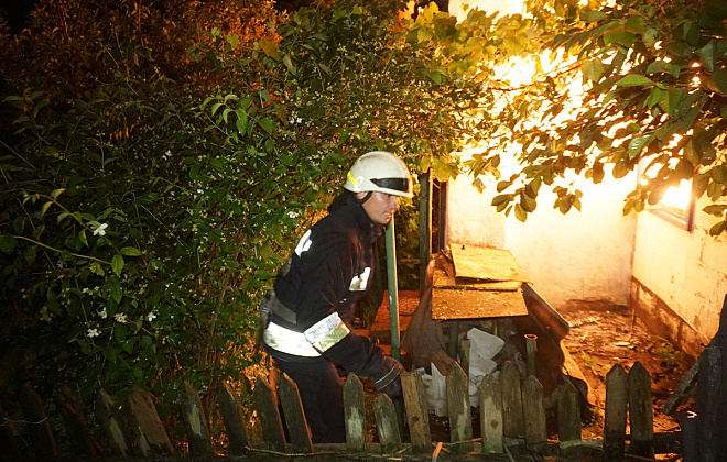 В Днепре сгорел дачный дом: пожар тушили 13 спасателей