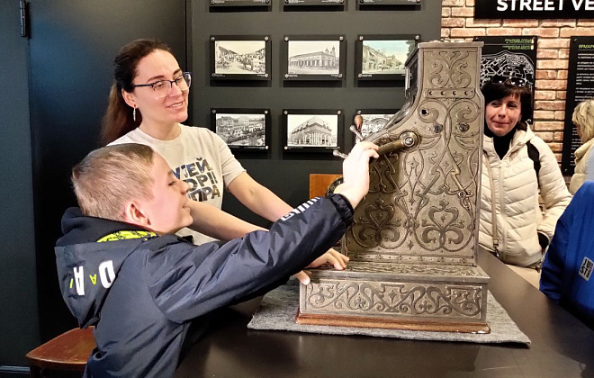 Виготовити свічку та зануритись у минуле міста: у Музеї історії Дніпра влаштували безкоштовні екскурсії для переселенців