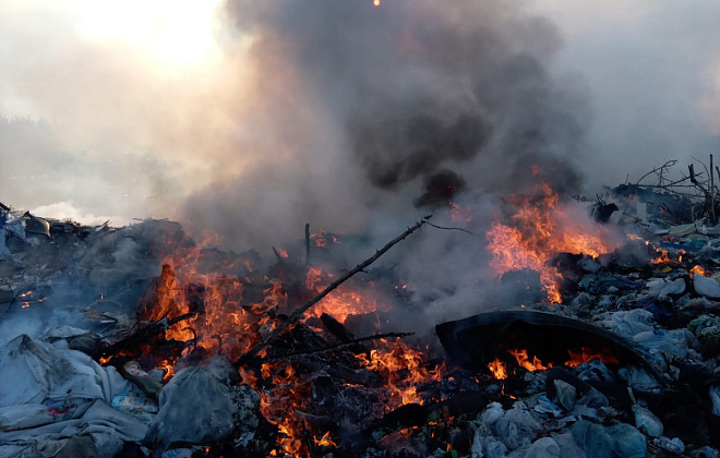 В Павлоградском районе масштабный пожар на полигоне твердых бытовых отходов (ФОТО)