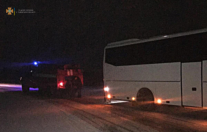 Из-за сложных погодных условий ночью на трассе застрял рейсовый автобус: в заложниках оказались 13 пассажиров