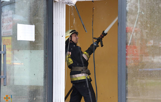 Займання з одного торгівельного павільйону перекинулося на сусідні приміщення: у Дніпрі пожежники приборкували вогонь