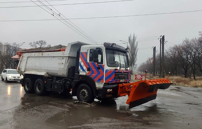 «Техніка працюватиме доти, поки не поборемо ожеледицю»: комунальники про ситуацію у Дніпрі