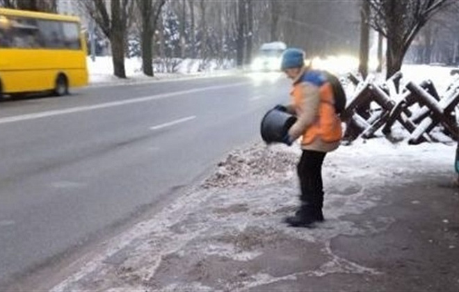 Зночі на автошляхах Дніпра працюють понад сто одиниць спецтехніки