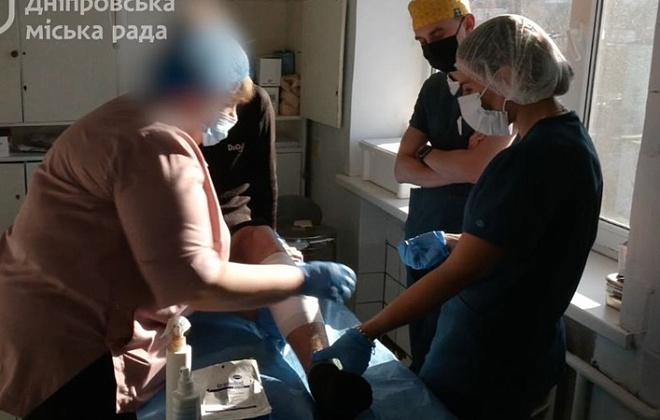«Кожен другий випадок – вогнепальні поранення»: дніпровські лікарі розказали про виклики війни