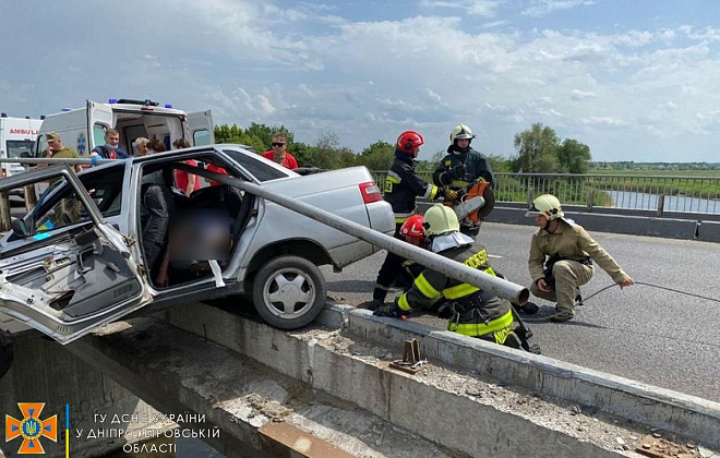 У Павлограді сталася смертельна дорожньо-транспортна пригода: водій в’їхав у відбійник мосту 