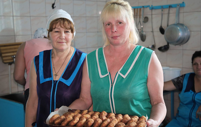 500 вареників, 300 пиріжків, дві каструлі картоплі й компот на додачу: в одному з сіл Святовасилівської громади працівниці дитсадка готують для українських захисників