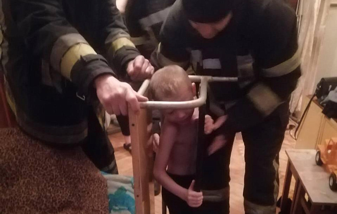 В Запорожье спасатели вынимали ребёнка из мебельной конструкции, в которой он застрял (ФОТО)