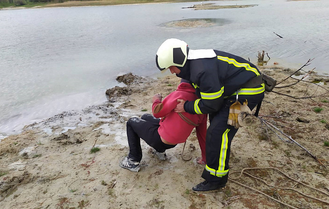 В Донецкой области мужчина застрял в грязи: на помощь пришли спасатели