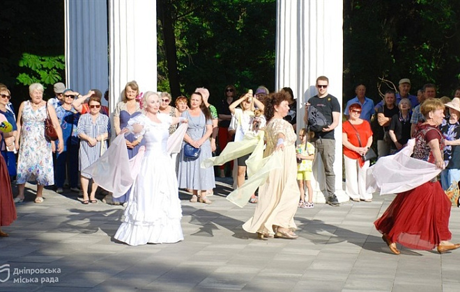 Класична музика, вишукані сукні: учасники «Університету третього віку» долучилися до літнього балу