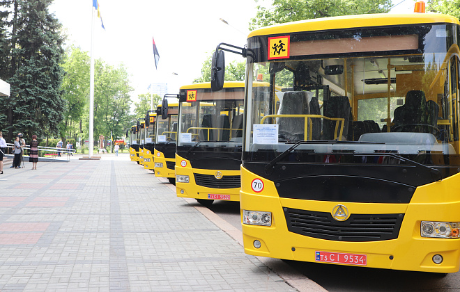 Ще 13 шкільних автобусів отримали громади Дніпропетровщини (ФОТО)