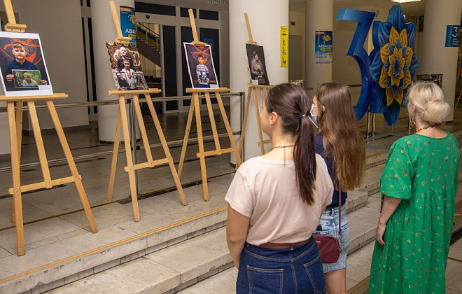 На світлинах – родини зниклих безвісти: У ДніпроОДА відкрили нову виставку (ФОТОРЕПОРТАЖ)