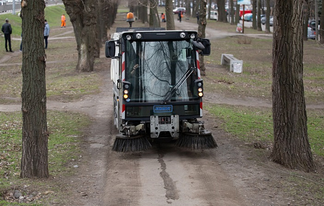 Весняне прибирання: спецтехніка очистила дороги на Запорізькому шосе, а комунальники привели до ладу зелену зону