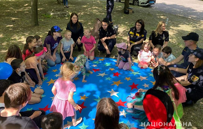 Поліцейські разом з рятувальниками влаштували свято для дітей, евакуйованих із зони бойових дій