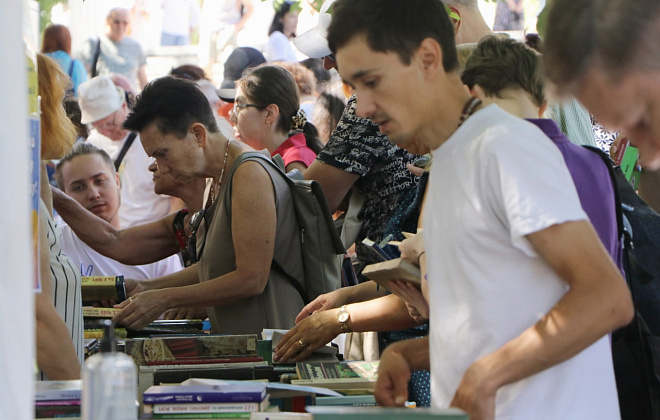 6 тисяч книжок та 250 картин за донат: у Дніпрі в рамках чергового #Арт_Наступ збирають кошти на потреби військових