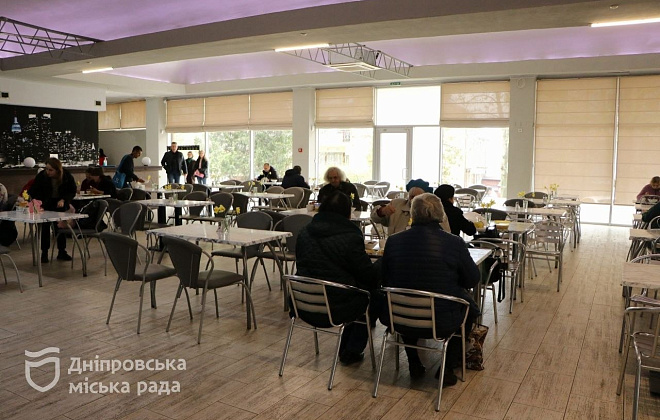 Дніпро продовжує надавати безкоштовні гарячі обіди вимушеним переселенцям та підопічним терцентру