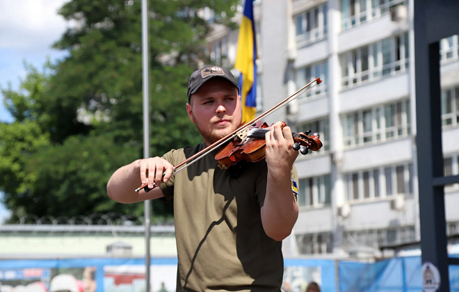 Культурний десант у Дніпрі: Миколай Сєрга та Олександр Ярмак виступили для захисників України