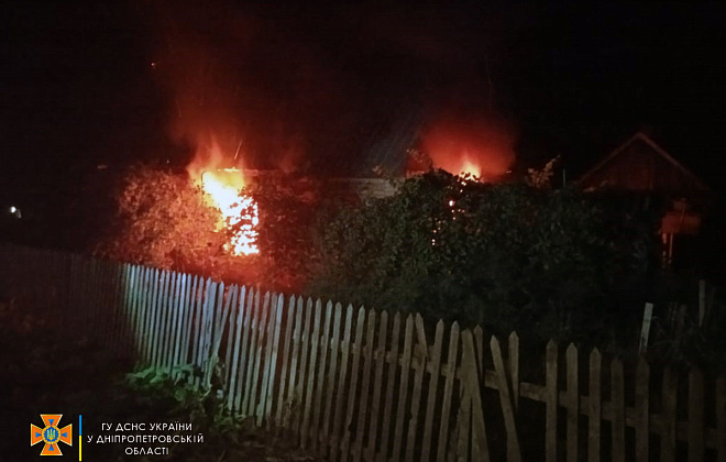 На Дніпропетровщині вночі з палаючого будинку витягли чоловіка