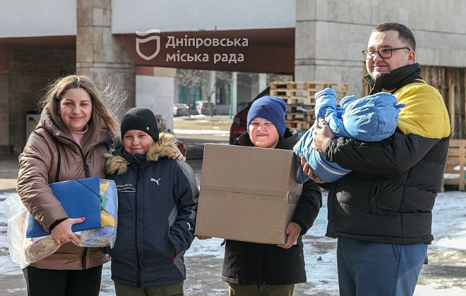Теплі речі, гігієнічні набори та їжа: як Дніпро піклується про переселенців та соціально незахищені родини