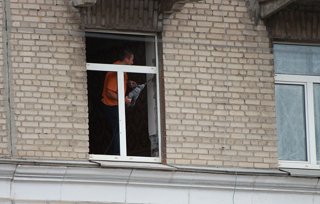 У Дніпрі відновлюють будинки після ракетного удару російськими терористами 15 липня