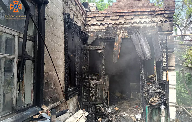 У Новомосковську рятувальники менш ніж за пів години ліквідували пожежу у житловому будинку