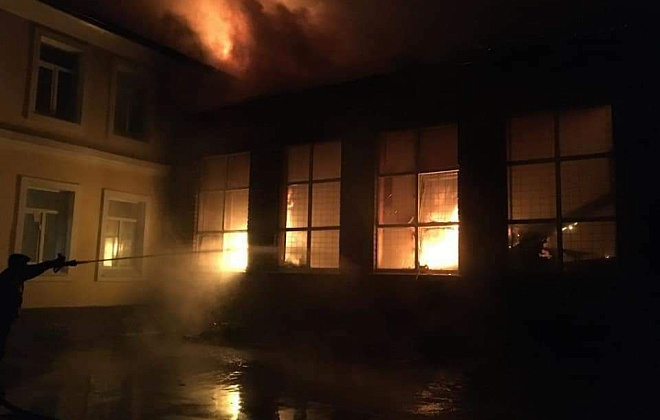 В Чугуеве Харьковской области горела школа: спасателям понадобилась подмога
